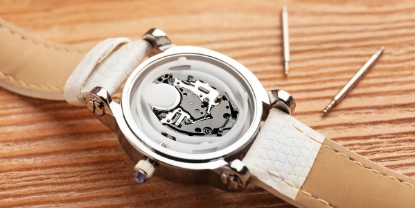 Quanto dura la pila di un orologio e dove cambiarla (senza rischiare di rovinarlo)